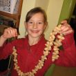 pindaketting rijgen voor de vogels